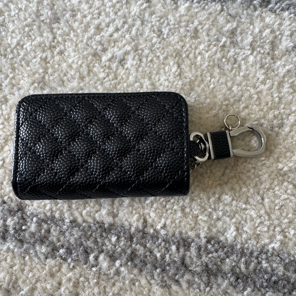 Black Textured Key Holder with Silver Chain - Picture 2 of 9